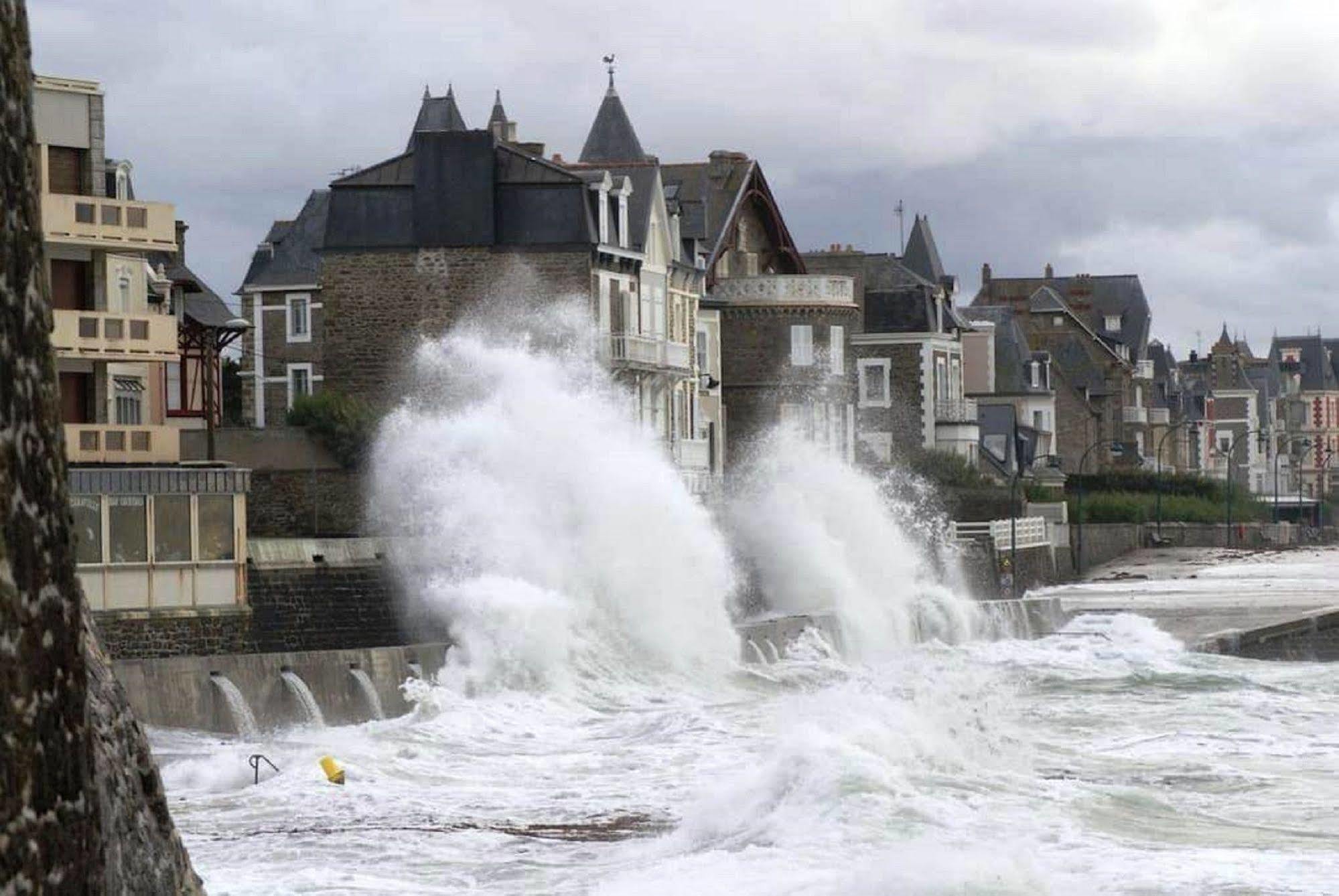 Appartement Saint Malo Vue Sur Mer Et Sur Intra Muros, Ferry, Plage Et Commerces A 50 M Exterior photo